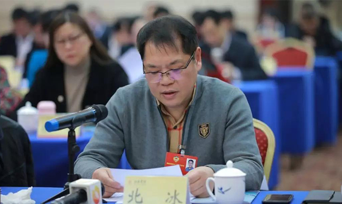 “建言資政勇?lián)?dāng)，一枝一葉總關(guān)情”——“明星”委員北冰出席省政協(xié)十二屆二次會(huì)議后記