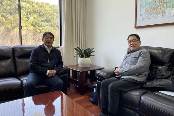 中共岳陽(yáng)市委書(shū)記曹普華與省遠(yuǎn)景經(jīng)濟(jì)發(fā)展研究院院長(zhǎng)北冰親切交談_副本.jpg